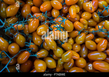 Mercato Cittadino con stallo giallo freschi pomodori san marzano. Roma. L'Europa. N. persone. Foto Stock