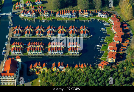 Case vacanze con pontili, Rheinsberg Marina, faro di Hafendorf Rheinsberg, Maritim Hafenhotel Rheinsberg, Rheinsberg sul lago "Großer Rheinsberger vedere', Rheinsberg, Meclemburgo Lake Plateau, Brandeburgo, Germania Foto Stock