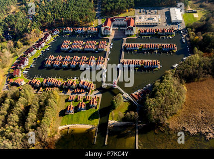 Case vacanze con pontili, Rheinsberg Marina, faro di Hafendorf Rheinsberg, Maritim Hafenhotel Rheinsberg, Rheinsberg sul lago "Großer Rheinsberger vedere', Rheinsberg, Meclemburgo Lake Plateau, Brandeburgo, Germania Foto Stock