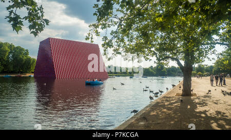 Il 20 metro alto 'Mastaba' scultura dell'artista Christo sul lago a serpentina a Londra. La struttura consiste di oltre 7500 dipinti di barili Foto Stock