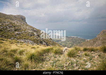 Escursione da la Ermita de Betlem di Puig de Ferrutx, vista sulla baia di Alcudia, Mallorca, Spagna Foto Stock