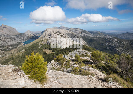 Vista dalla cima del Puig de l'Re, sinistra del serbatoio Cuber, Maiorca, isole Baleari, Spagna Foto Stock