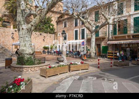 Piazza del villaggio in Fornalutx, Maiorca, isole Baleari, Spagna Foto Stock