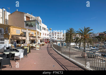 Lungomare del porto, Cala Ratjada, Maiorca, isole Baleari, Spagna Foto Stock