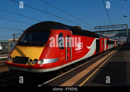 Un treno con LNER (London North Eastern Railway) livrea a Peterborough stazione, il 5 luglio 2018. Foto Stock