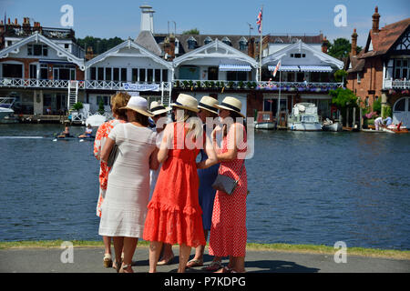 Henley Royal Regatta, Henley-on-Thames, Regno Unito. 6 luglio 2018. Il terzo giorno di Henley Royal Regatta ha avuto luogo su una splendida giornata nella Valle del Tamigi. Gli amici dell'equipaggio stand sulle rive del Tamigi in attesa per loro di completare la loro gara.Credit Wendy Johnson/Alamy Live News Foto Stock