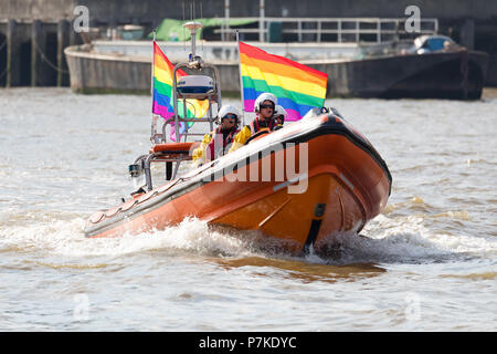 Londra, Regno Unito. 6 luglio 2018. Un RNLI scialuppa di salvataggio di Londra con orgoglio le bandiere arcobaleno visto sul Fiume Tamigi, affiancato da altri servizi di emergenza che lavorano sul fiume. Credito: Vickie Flores/Alamy Live News Foto Stock