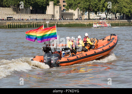 Londra, Regno Unito. 6 luglio 2018. Un RNLI scialuppa di salvataggio di Londra con orgoglio le bandiere arcobaleno visto sul Fiume Tamigi, affiancato da altri servizi di emergenza che lavorano sul fiume. Credito: Vickie Flores/Alamy Live News Foto Stock