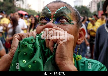 Sao Paulo, Brasile. 6 Luglio, 2018. Tifosi brasiliani grido dopo aver guardato la sconfitta del Brasile team per il Belgio in una partita di calcio alla Coppa del Mondo FIFA 2018 in Russia Credito: Dario Oliveira/ZUMA filo/Alamy Live News Foto Stock