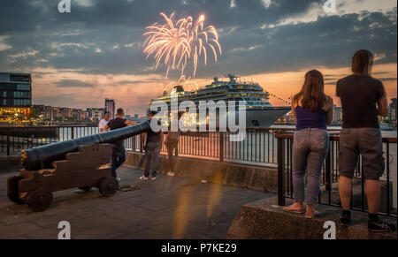 Londra, Regno Unito. 6 Luglio, 2018. Vela Royal Greenwich di fuochi d'artificio sul Tamigi con Viking Sky in nave da crociera come vista da Greenwich Pier. Credito: Guy Corbishley/Alamy Live News Foto Stock