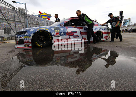 Daytona Beach, Florida, Stati Uniti d'America. 6 Luglio, 2018. La vettura di Austin Dillon (3) è spinto al pit road prima delle qualifiche per il coke zero zucchero 400 al Daytona International Speedway di Daytona Beach, Florida. Credito: Chris Owens Asp Inc/ASP/ZUMA filo/Alamy Live News Foto Stock