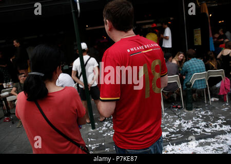 Bruxelles, Belgio. 6 luglio 2018. Sostenitori belga guardare la Russia 2018 World Cup quarti di finale di partita di calcio tra Brasile e Belgio. Alexandros Michailidis/Alamy Live News Foto Stock