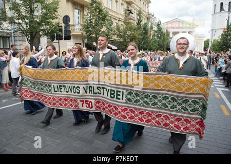 Vilnius, Lituania. 6 Luglio, 2018. Le persone che frequentano la canzone giorno processione durante la canzone 2018 Celebrazione di Vilnius, capitale della Lituania, il 6 luglio 2018. Migliaia di cantanti hanno partecipato venerdì eventi finali del tradizionale lituana song festival della canzone celebrazione che questo anno è dedicato a celebrare il centenario del restauro dell indipendenza del paese. Credito: Alfredas Pliadis/Xinhua/Alamy Live News Foto Stock