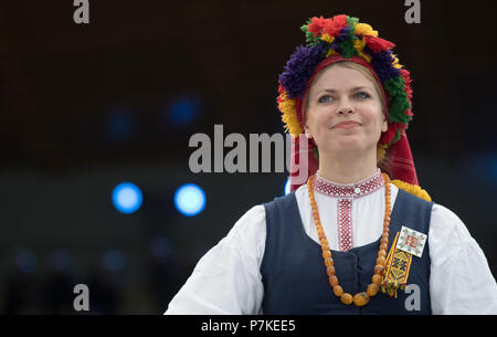 Vilnius, Lituania. 6 Luglio, 2018. Una donna che assiste la canzone giorno evento durante il 2018 canzone in festa a Vilnius, capitale della Lituania, il 6 luglio 2018. Migliaia di cantanti hanno partecipato venerdì eventi finali del tradizionale lituana song festival della canzone celebrazione che questo anno è dedicato a celebrare il centenario del restauro dell indipendenza del paese. Credito: Alfredas Pliadis/Xinhua/Alamy Live News Foto Stock