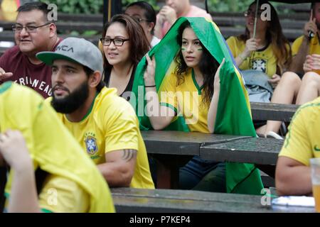 Astoria di New York, Stati Uniti d'America, 06 Luglio 2018 - tifosi brasiliani durante il 2018 World Cup match tra Brasile e Belgio in data odierna presso lo Studio Square NYC giardino della birra nella città di Long Island. Foto: Luiz Rampelotto/EuropaNewswire | Utilizzo di credito in tutto il mondo: dpa picture alliance/Alamy Live News Foto Stock