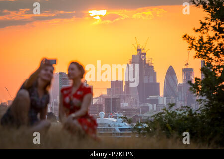 Londra, Regno Unito. 7 Luglio, 2018. Regno Unito: Meteo tramonto dalla cima del parco di Greenwich che termina un altro canicola estiva giorno il raggiungimento di alti di 28C nella città. Credito: Guy Corbishley/Alamy Live News Foto Stock