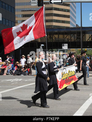 Calgary, Canada. 6 Luglio, 2018. La donna porta bandiera canadese marche per Calgary Stetson Showband in Calgary Stampede Parade. La sfilata attraverso il Centro inaugura la Calgary Stampede ogni anno. Rosanne Tackaberry/Alamy Live News Foto Stock