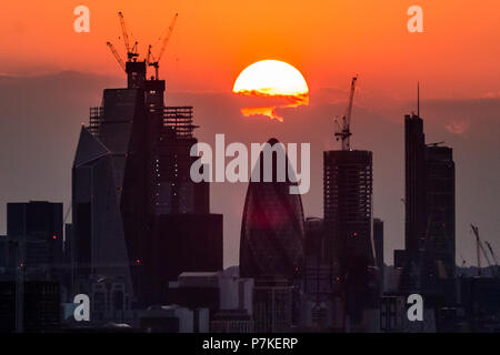 Londra, Regno Unito. 7 Luglio, 2018. Regno Unito: Meteo tramonto dalla cima del parco di Greenwich che termina un altro canicola estiva giorno il raggiungimento di alti di 28C nella città. Credito: Guy Corbishley/Alamy Live News Foto Stock