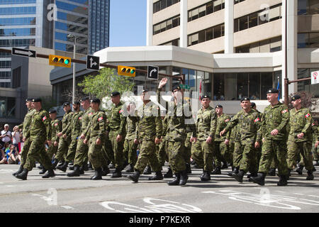 Calgary, Canada. 6 Luglio, 2018. Forze armate canadesi marzo in Calgary Stampede Parade. La sfilata attraverso il Centro inaugura la Calgary Stampede ogni anno. Rosanne Tackaberry/Alamy Live News Foto Stock