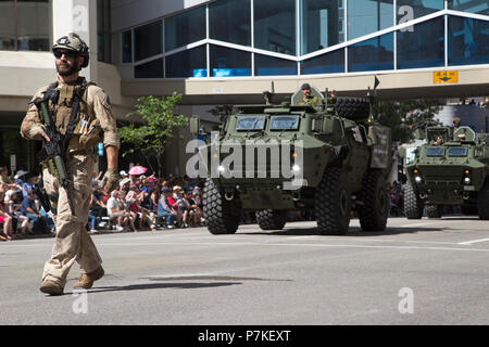 Calgary, Canada. 6 Luglio, 2018. Forze armate canadesi partecipano in Calgary Stampede Parade. La sfilata attraverso il Centro inaugura la Calgary Stampede ogni anno. Rosanne Tackaberry/Alamy Live News Foto Stock