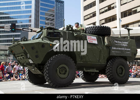 Calgary, Canada. 6 Luglio, 2018. Forze armate canadesi partecipano in Calgary Stampede Parade. La sfilata attraverso il Centro inaugura la Calgary Stampede ogni anno. Rosanne Tackaberry/Alamy Live News Foto Stock