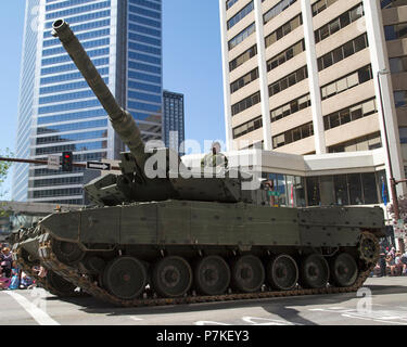 Calgary, Canada. 6 Luglio, 2018. Forze armate canadesi partecipano in Calgary Stampede Parade. La sfilata attraverso il Centro inaugura la Calgary Stampede ogni anno. Rosanne Tackaberry/Alamy Live News Foto Stock