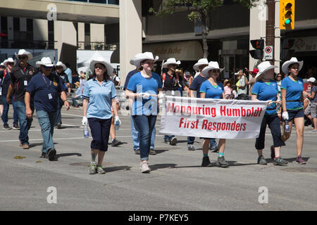 Calgary, Canada. 6 Luglio, 2018. Humboldt primi responder marzo in Calgary Stampede Parade. La sfilata attraverso il Centro inaugura la Calgary Stampede ogni anno. Rosanne Tackaberry/Alamy Live News Foto Stock