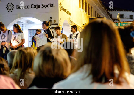 A causa di un elevato numero di dirigenti sociali uccisi in Colombia nel corso del 2018, venerdì 6 luglio le persone hanno preso i principali parchi della città di protestare pacificamente contro questi omicidi. Una giornata nazionale chiamato 'Velatón' era stato convocato in cui le persone trasportate le candele come un atto simbolico di commemorazione delle vittime. Foto Stock