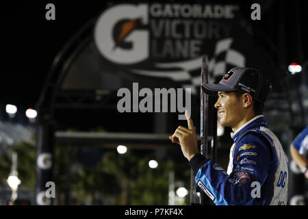 Daytona Beach, Florida, Stati Uniti d'America. 6 Luglio, 2018. Kyle Larson (42) celebra in corsia di vittoria dopo aver vinto la Coca-Cola petardo 250 al Daytona International Speedway di Daytona Beach, Florida. Credito: Chris Owens Asp Inc/ASP/ZUMA filo/Alamy Live News Foto Stock