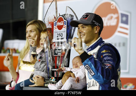 Daytona Beach, Florida, Stati Uniti d'America. 6 Luglio, 2018. Kyle Larson (42) celebra in corsia di vittoria dopo aver vinto la Coca-Cola petardo 250 al Daytona International Speedway di Daytona Beach, Florida. Credito: Chris Owens Asp Inc/ASP/ZUMA filo/Alamy Live News Foto Stock