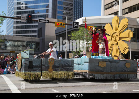 Calgary, Canada. 6 Luglio, 2018. Le radici del Perù (Raices del Perù) galleggiante nella Calgary Stampede Parade ha vinto un premio per la migliore voce culturale. La sfilata attraverso il Centro inaugura la Calgary Stampede ogni anno. Rosanne Tackaberry/Alamy Live News Foto Stock