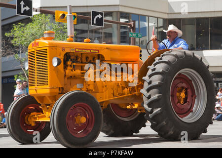 Man guida il trattore Minneapolis Moline G modello vintage nella Calgary Stampede Parade. La parata attraverso il centro inizia ogni anno il Calgary Stampede. Rosanne Tackaberry/Alamy Live News Foto Stock