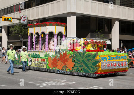 Calgary, Canada. 6 Luglio, 2018. Calgary comunità cinese galleggiante nella Calgary Stampede Parade. La sfilata attraverso il Centro inaugura la Calgary Stampede ogni anno. Rosanne Tackaberry/Alamy Live News Foto Stock