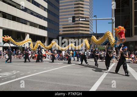 Calgary, Canada. 6 Luglio, 2018. Calgary comunità cinese marciando con un drago in Calgary Stampede Parade. La sfilata attraverso il Centro inaugura la Calgary Stampede ogni anno. Rosanne Tackaberry/Alamy Live News Foto Stock