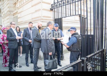 Londra, Regno Unito. 6 luglio 2018. Venerdì 5pm Downing street , Londra uk ,il commercio mondiale delegati aventi passaporti controllati presso egli porta pleb Downing street come il Tory armadio ha chiesto al mondo ascoltare il brexit annunci , un qualche cosa lucida grande annuncio di negozi aperti , come Theresa Maggio i tentativi di coprire oltre le crepe withe un retrò approccio nazionale che possono soddisfare e produce > Credit: Philip Robins/Alamy Live News Foto Stock