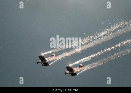 Fieflies Aerobatic Display Team; Twilight, nighy pirotecnici Air Displays a Southport, Regno Unito Foto Stock