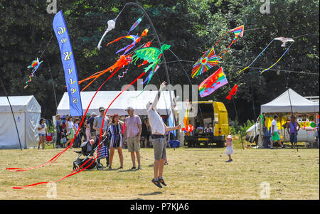 Brighton, Regno Unito. Il 7 luglio 2018. Kite volantini godere di belle calde giornate di sole al quarantesimo annuale di Brighton il Kite Festival che si terrà nel corso del fine settimana nel parco Stanmer Credito: Simon Dack/Alamy Live News Foto Stock