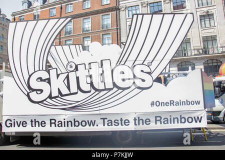 Londra, Regno Unito. Il 7 luglio 2018. Birilli il supporto di orgoglio in London Credit: Alex Cavendish/Alamy Live News Foto Stock