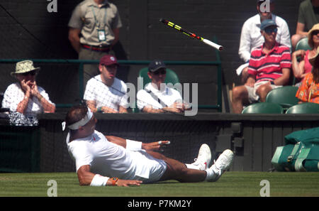 Londra, Regno Unito. Il 7 luglio 2018. Wimbledon Tennis: Spagna di Rafael NADAL SI AGGIUDICA UN tumble nell'erba sul Centre Court durante il suo terzo round match contro Alex De Minaur dell Australia Credit: Adam Stoltman/Alamy Live News Foto Stock