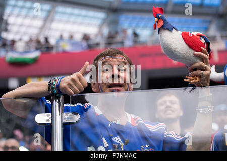 Nizhny Novgorod, Russia. 6 luglio 2018. Ventola francese con la Rooster, Ventilatore, ventole, spettatori, rimorchi, sostenitori, mezza lunghezza, Uruguay (URU) - Francia (FRA) 0: 2, Quarterfinal, gioco 57, su 06.07.2018 a Nizhny Novgorod; Coppa del Mondo di Calcio 2018 in Russia dal 14.06. - 15.07.2018. | Utilizzo di credito in tutto il mondo: dpa picture alliance/Alamy Live News Foto Stock