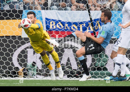 Nizhny Novgorod, Russia. 6 luglio 2018. Il portiere Hugo LLORIS (sinistra, FRA) è sulla sfera di fronte Cristhian STUANI (URU), azione, duelli, Uruguay (URU) - Francia (FRA) 0: 2 quarti di finale, gioco 57, su 06.07.2018 a Nizhny Novgorod; Coppa del Mondo di Calcio 2018 in Russia dal 14.06. - 15.07.2018. | Utilizzo di credito in tutto il mondo: dpa picture alliance/Alamy Live News Foto Stock