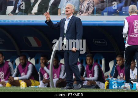 Nizhny Novgorod, Russia. 6 luglio 2018. Didier Deschamps (pullman, FRA) dà istruzione, istruzioni, figura intera, Uruguay (URU) - Francia (FRA) 0: 2 quarti di finale, gioco 57, su 06.07.2018 a Nizhny Novgorod; Coppa del Mondo di Calcio 2018 in Russia dal 14.06. - 15.07.2018. | Utilizzo di credito in tutto il mondo: dpa picture alliance/Alamy Live News Foto Stock