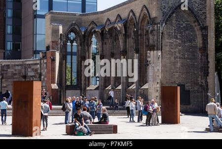 Amburgo, Germania. 07 Luglio, 2017. Popolazione gode di un clima estivo presso la chiesa di San Nicholas memorial. La costruzione è stata danneggiata nella Seconda guerra mondiale. Credito: Markus Scholz/dpa/Alamy Live News Foto Stock