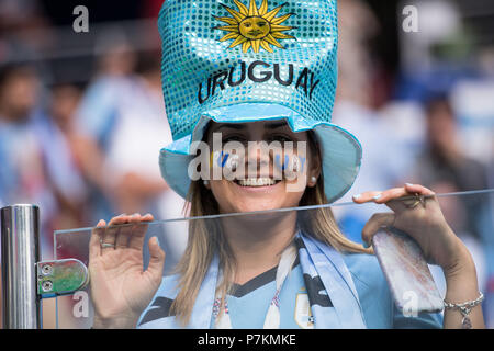 Nizhny Novgorod, Russia. 6 luglio 2018. Femmina ventola uruguayano, ventole, spettatori, sostenitori, sostenitori, mezza lunghezza Ritratto, Uruguay (URU) - Francia (FRA) 0: 2 quarti di finale, gioco 57, su 06.07.2018 a Nizhny Novgorod; Coppa del Mondo di Calcio 2018 in Russia dal 14.06. - 15.07.2018. | Utilizzo di credito in tutto il mondo: dpa picture alliance/Alamy Live News Foto Stock