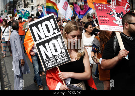 Bruxelles, Belgio. Il 7 luglio 2018. Gli attivisti protesta contro il presidente Donald Trump nel contesto di Trump's visita a Bruxelles, Belgio su Jul. 7, 2018. Alexandros Michailidis/Alamy Live News Foto Stock