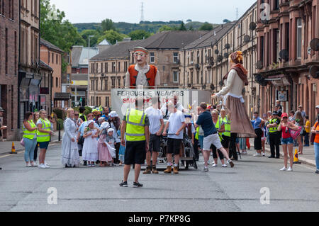 Paisley, Scozia, Regno Unito. 7 Luglio, 2018. I partecipanti che celebra la SMA' Shot giorno in parata in viaggio attraverso le strade di Paisley da Brodie Park ad Abbazia vicino. Sma' Shot giorno che prende il nome da una famosa vittoria tra il scialle tessitori e il sughero (l'uomo centrale) nel XIX secolo. La sma' shot è un sottile filo di trama, tessute in Paisley scialli dai tessitori, per cui essi non sono stati pagati. Nel 1856 un accordo è stato raggiunto finalmente a pagare per la SMA' shot. Credito: Berretto Alamy/Live News Foto Stock