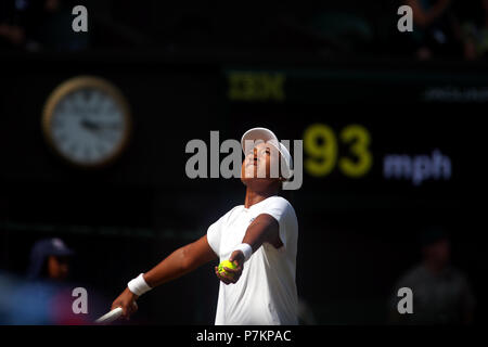 Londra, Regno Unito. Il 7 luglio 2018. Londra, Regno Unito. Il 7 luglio 2018. Wimbledon Tennis: la Germania Angie Kerber colpisce uno scritto al suo avversario Naomi Osaka del Giappone durante il loro terzo round corrispondono a Wimbledon oggi. Kerber ha vinto la partita in retta fissa. Credito: Adam Stoltman/Alamy Live News Credito: Adam Stoltman/Alamy Live News Foto Stock