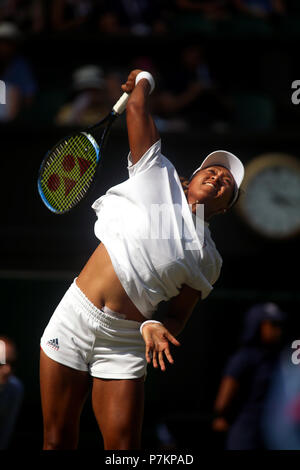 Londra, Regno Unito. Il 7 luglio 2018. Londra, Regno Unito. Il 7 luglio 2018. Wimbledon Tennis: la Germania Angie Kerber colpisce uno scritto al suo avversario Naomi Osaka del Giappone durante il loro terzo round corrispondono a Wimbledon oggi. Kerber ha vinto la partita in retta fissa. Credito: Adam Stoltman/Alamy Live News Credito: Adam Stoltman/Alamy Live News Foto Stock