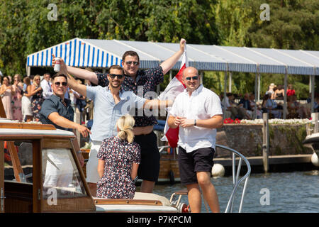 Tifosi inglesi celebrare, Henley Royal Regatta, tifosi inglesi presso il Royal Henley Regatta celebrare Englands vincere oltre alla Svezia di portarli a semi finali di Coppa del mondo. Credito: Allan Staley/Alamy Live News Foto Stock