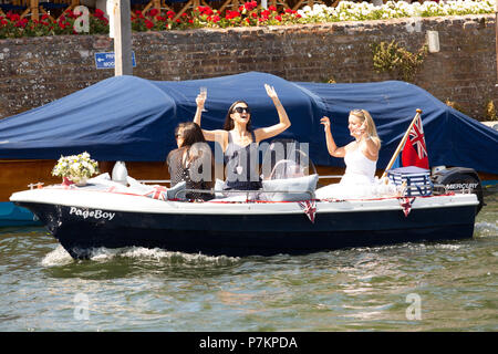 Tifosi inglesi celebrare, Henley Royal Regatta, tifosi inglesi presso il Royal Henley Regatta celebrare Englands vincere oltre alla Svezia di portarli a semi finali di Coppa del mondo. Credito: Allan Staley/Alamy Live News Foto Stock